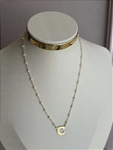 Colar letra C pérola dourado