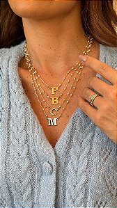 Colar letra P pérola dourado