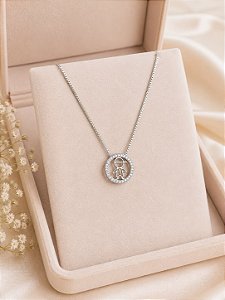 Colar círculo com menino branco