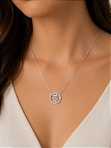 Colar círculo com menino branco