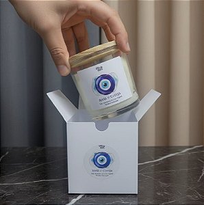 Vela Aromática Olho Grego, de Avelã e Cereja, 180g, na caixa - UMA MAYA