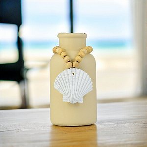 Vaso Decorativo Garrafa Bege com Colar de Concha