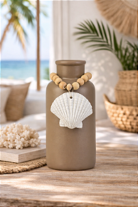 Vaso Decorativo Garrafa Marrom com Colar de Concha