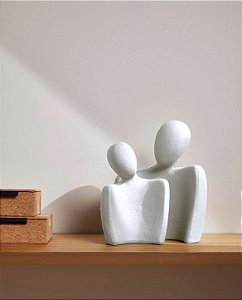 Enfeite Decorativo Estátuas Casal Branca em Cerâmica