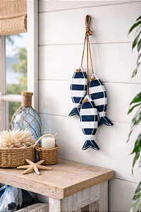 Penduricalho Trio de Peixes em Madeira com Listra Azul Marinho 41x9x5,5