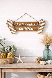 Placa Decorativa Náutica Branco e Marrom A vida fica melhor de Chinelo Decoração de Parede em Madeira
