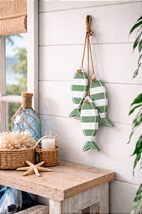 Penduricalho Trio de Peixes em Madeira com Listra Verde 41x9x5,5