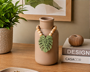 Vaso Decorativo Garrafa Marrom com Colar de Folha