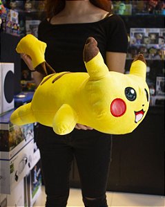 Pelúcia Pikachu Deitado Média