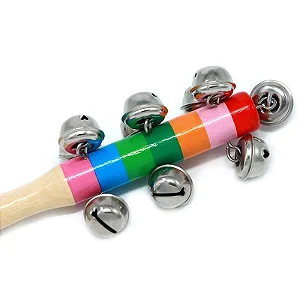 Chocalho de Guizos Sensorial Instrumento Musical Infantil Cabo de Madeira 19cm Brinquedo Educativo