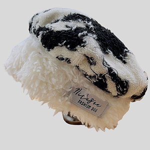 BOINA DE GALGO ITALIANO PRETO E BRANCO PELO PE