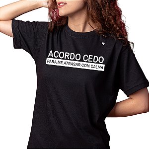 CAMISETA ACORDO CEDO, PARA ME ATRASAR COM CALMA