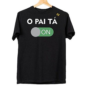 CAMISETA O PAI / MÃE TÁ ON