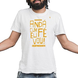 CAMISETA ANDÁ CUM FÉ EU VOU A FÉ NÃO CUSTUMA FAIÁ - GILBERTO GIL