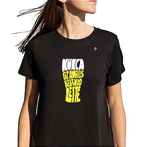 CAMISETA NUNCA FIZ AMIGOS BEBENDO LEITE
