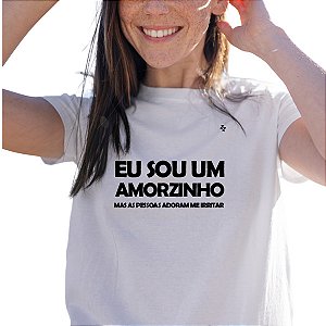 CAMISETA EU SOU UM AMORZINHO, MAS AS PESSOAS ADORAM ME IRRITAR.