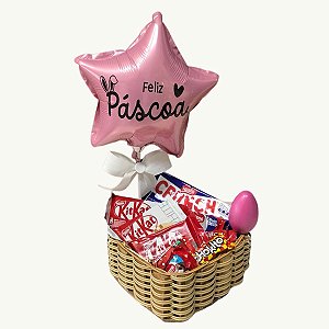 Cesta Feliz Páscoa com chocolates e balão personalizado