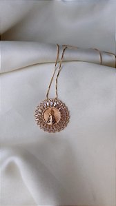 Colar Mandala Nossa Senhora Cravejada com Zircônias Azuis- Semijoia Banhada a Ouro 18K
