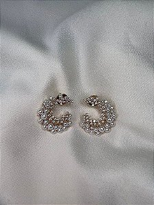 Brinco Em Forma de C com Perolas e Cravejado em Zirconias- Semijoia Banhada Ouro 18K