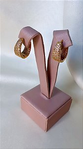 Brinco Argola Larga Clique Pequena Cravejada Triangular Todo Cravejado - Semijoia Banhada Ouro 18 K
