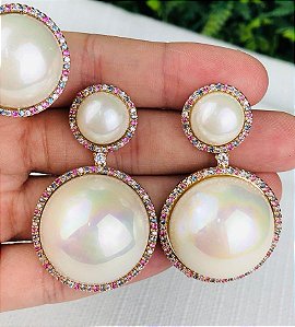 Brinco Duas Pérolas Grandes em Zircônias Coloridas  - Semijoia Banhado Ouro 18 K