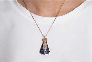 Colar Nossa Senhora Grande Cravejada  Microzirconias Azuis Semijoia -  Banhada a Ouro 18K