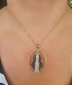 Colar Nossa Senhora Das Graças Grande Cravejada  Microzirconias Azuis e Cristal Semijoia -  Banhada a Ouro 18K