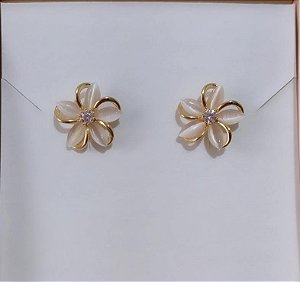 Brinco Botao de Petalas em Pedra Olho de Gato e Zirconia de Cristal Pequeno - Semijoia Banhado Ouro 18 K