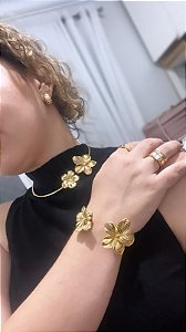 Colar Aro Chocker /Gargantilha com Flor Grande e Pequena na Ponta - Semijoia Banhada Ouro 18 K
