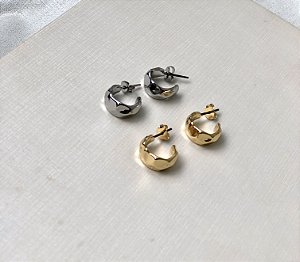 Brinco Argola Martelada Orgânica Pequena -Semijoia Banhado a Ouro 18K ou a Rodio