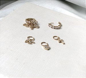 Brinco Argola Pequena Cravejada com Patuá de  Espirito Santo, Cruz e Coração - Semijoia Banhada Ouro 18 K