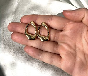 Brinco Abstrato Organico Liso - Semijoia Banhada Ouro 18K