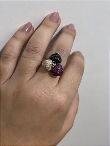 Anel Com Pingente de Três Corações Cravejados Coloridos- Semijoia banhada a ouro 18k
