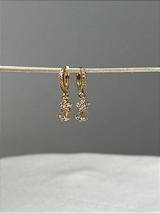 Argolinha com Pingente de Flor Com Cabo e Folhas Cravejadas - Semijoia Banhada a Ouro 18K