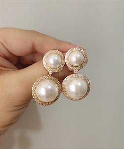 Brinco Meia Perola Luxuoso com Zirconias - Semijoia Banhada a Ouro 18K