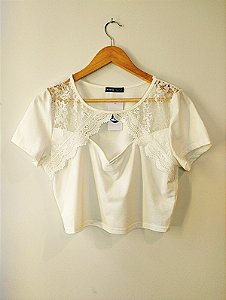 Blusa cropped branca com detalhes em renda Shein GG