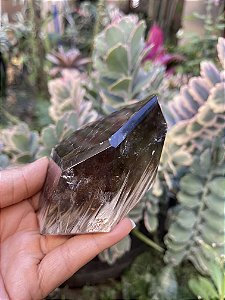 Cristal Fumê com anfibólio e Arco-íris