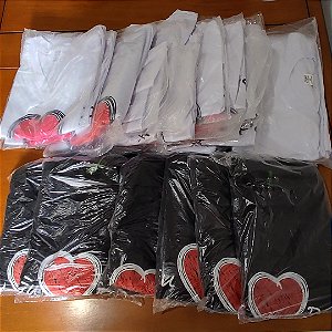 Camiseta com logo  retrô