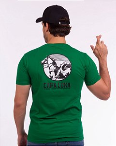 Camiseta verde estampa Nathan Queiroz capa loka costas