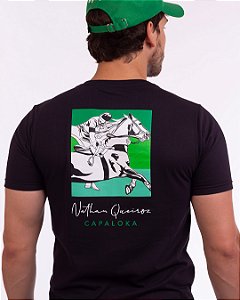 Camiseta preta estampa Nathan Queiroz costas