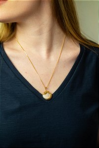 COLAR COM RELICÁRIO CONCHA BANHADO EM OURO