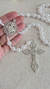 Terço "Orvalho da Fé" em pérolas e acabamento em prata