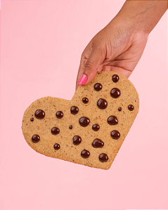 Cookie Gigante de Coração Preto - 130g  Sem Açúcar Sem Poliol Sem Lácteos Sem Glúten Vegano Low Carb