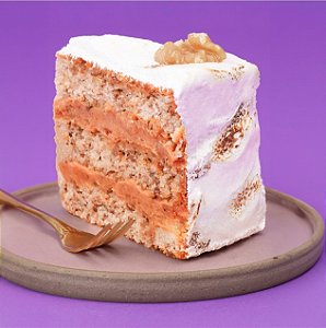 Fatia Bolo de Nozes com Recheio de Crème brûlée e Marshmallow - Aprox. 120g