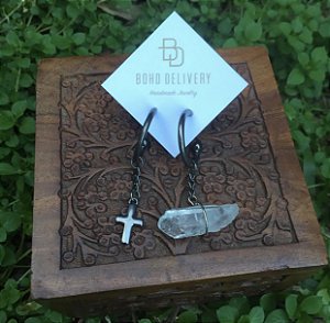 Brinco Cruz Quartzo Branco