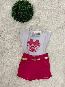 Conjunto Short Rosa e Camiseta Branca Estampada