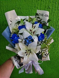 Buquê de Lírio Branco com Rosas Azuis ( verificar disponibilidade )