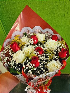 Buque Tradicional de Rosas Vermelhas e Brancas com 12 unidades