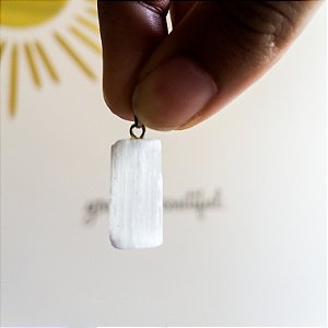 Pingente de Selenita branca Bruta mini - Pedra da purificação