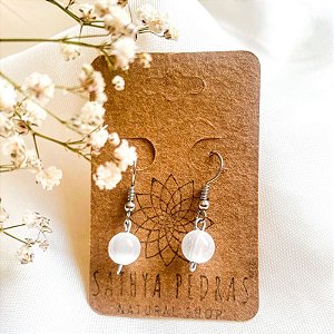 Brinco de selenita bolinha pedra natural 8 mm -  Paz, Proteção e Conexão Espiritual